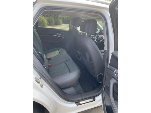 Photo 5 of 9 of 2019 Audi e-tron Premium Plus
